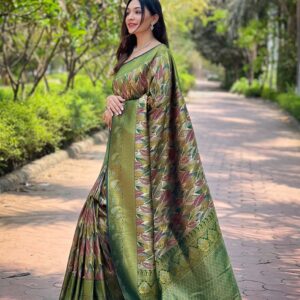 Kanchi Weaves Kanchipattu Silk Saree with Contrast Border